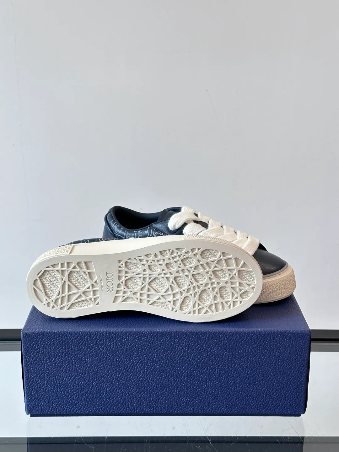 Men's men's shoes 💰p440 "Dio～r" 🆕This B33 sneaker is a new interpretation of the classic tennis shoe, with a fashionable silhouette that highlights a heavy texture. Crafted from cow leather with Oblique print, it's unique with a padded tongue embellished with the Dior signature, wide mohair laces and tonal brass eyelets with a matte finish. Rubber sole with Oblique print effect, enhanced by a contrasting Dior 30 Avenue Montaigne signature on the rear. It adds a stylish touch to a casual look.  Size: 38-44 (45 customized)